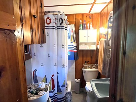 Wellfleet Cape Cod vacation rental - Bathroom with tub/shower
