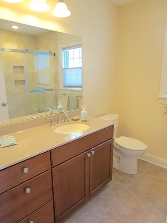 Brewster Cape Cod vacation rental - Full bath next to queen bedroom, main level