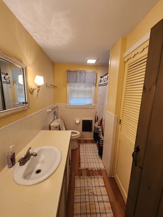 Orleans Cape Cod vacation rental - Main bathroom