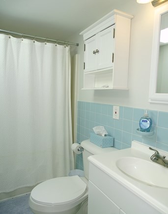 Wellfleet Cape Cod vacation rental - Upstairs full bath with tub