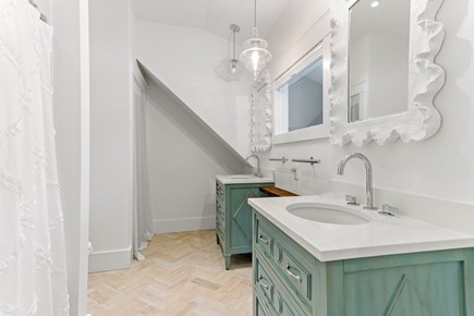 Brewster Cape Cod vacation rental - Second floor full bath.