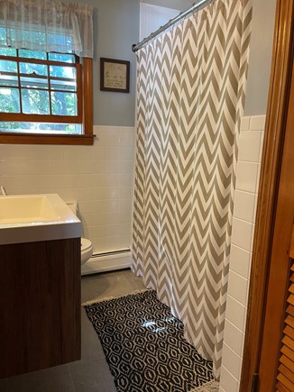 Dennis  Cape Cod vacation rental - Main bathroom