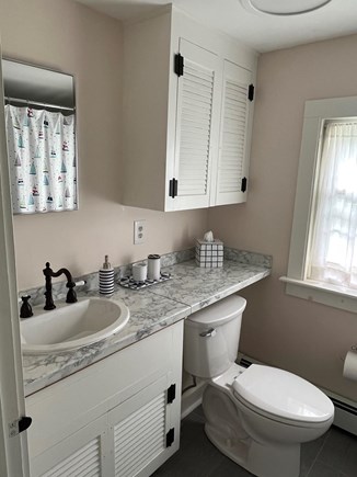 Cotuit Cape Cod vacation rental - The Lobster Room has a private bath with full tub/shower combo.