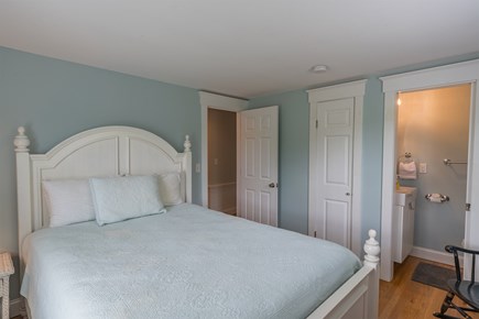 yarmouth rental vacation master bedroom cod cape bath half west