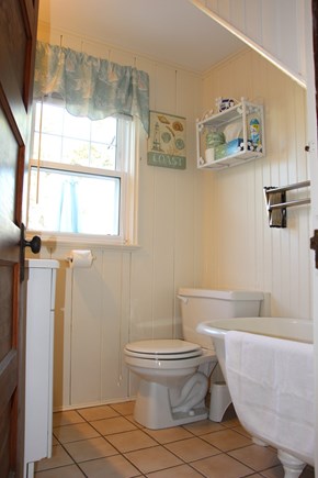 Dennis Port Cape Cod vacation rental - First floor full bath with tub.