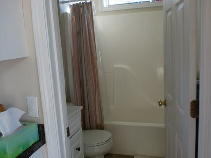 Mattapoisett. Angelica Point. MA vacation rental - Bathroom. Tub and shower.