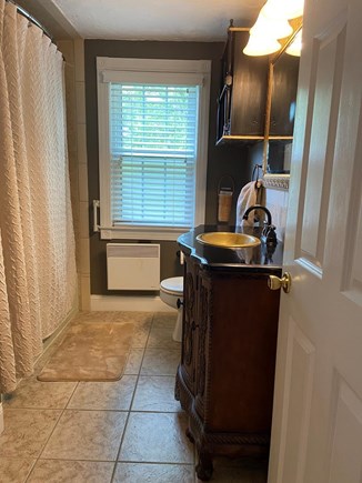 Yarmouth Port Cape Cod vacation rental - Main floor bath