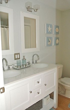 Popponesset Cape Cod vacation rental - Hall Bathroom w/ Tub-Shower Combo