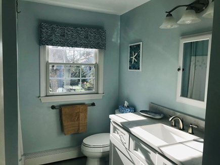 Osterville Cape Cod vacation rental - 2nd floor full bath with tub/shower
