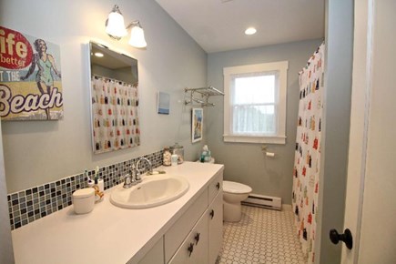 Truro Cape Cod vacation rental - Main level bath with tub/shower