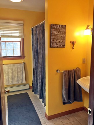 Brewster Cape Cod vacation rental - Bathroom shared by full & queen rooms...tub/shower