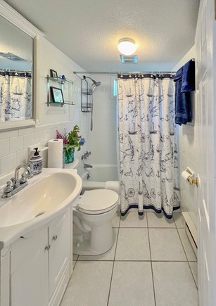 East Falmouth  Cape Cod vacation rental - The full bathroom