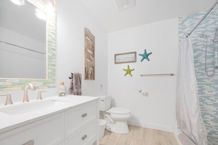Eastham Cape Cod vacation rental - Middle level full bathroom