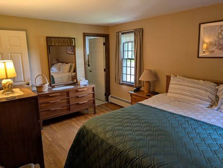 near South & West Chatham line Cape Cod vacation rental - King master bedroom with en-suite full bathroom (tub & shower)