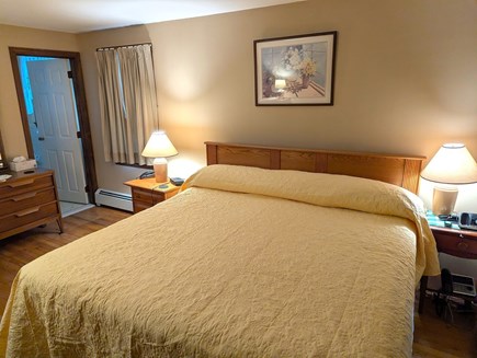 near South & West Chatham line Cape Cod vacation rental - King master bedroom with en-suite full bathroom (tub & shower)