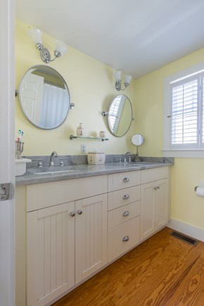 Dennis, Mayflower Beach Cape Cod vacation rental - Upstairs Full bathroom with tub/shower