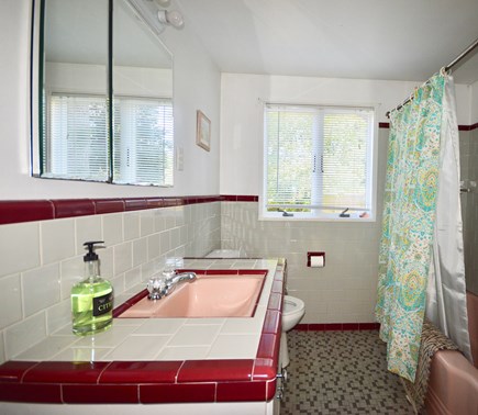Eastham Cape Cod vacation rental - Main house full bathroom with tub/shower combo