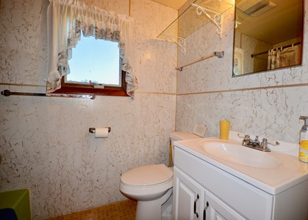 Truro Cape Cod vacation rental - Second floor full bathroom with tub/shower combo