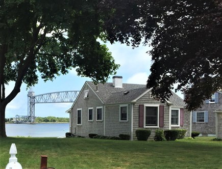 Bourne, Gray Gables Cape Cod vacation rental - View from side yard