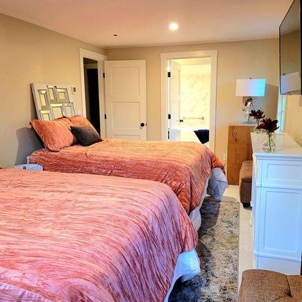 Dennis Cape Cod vacation rental - 2 full size beds &  bath