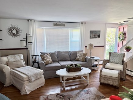 Falmouth, Maravista Cape Cod vacation rental - Spacious  LR with seating for 7 -8<br/>Hi speed Internet, you tube TV