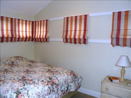 Cotuit Village SWEET Cottage! Cape Cod vacation rental - Newer queens size bed