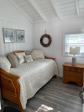 Dennis Port   Cape Cod vacation rental - Oversized Twin Daybed with pop-up Twin trundle bed