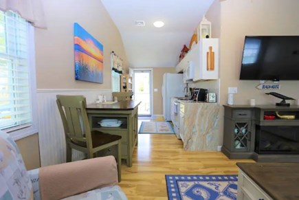 Bourne, Pocasset Cape Cod vacation rental - Living Room w/table