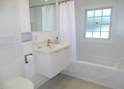 Brewster Cape Cod vacation rental - Full bathroom with new tub 
