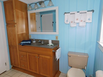 Chatham, Near Cockle Cove Beach Cape Cod vacation rental - Bathroom