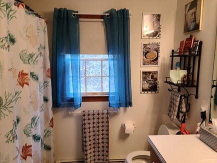 Truro Cape Cod vacation rental - A Jack and Jill upstairs bath with a tub