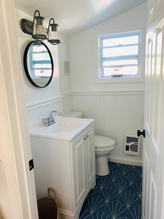Bourne, Buzzards Bay Cape Cod vacation rental - Lovely little renovated full bath.