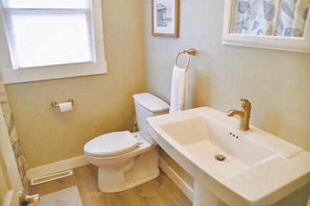 Hyannis Cape Cod vacation rental - Full bathroom