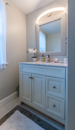 Centerville Cape Cod vacation rental - First floor Bath Vanity