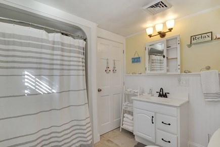 West Hyannisport, The Avenues Cape Cod vacation rental - Spacious bathroom