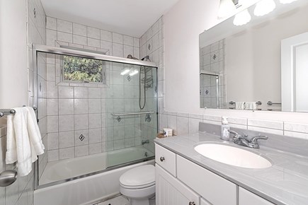 Hyannis Cape Cod vacation rental - Full bathroom