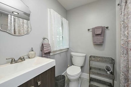 Centerville Cape Cod vacation rental - Full Bathroom #2