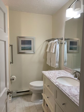 Osterville, Close to Town Centre Cape Cod vacation rental - Master bathroom.