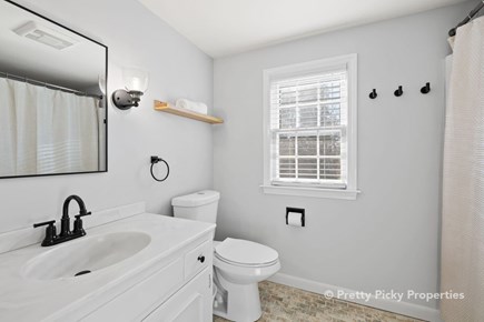 East Orleans Cape Cod vacation rental - Second floor full bath.