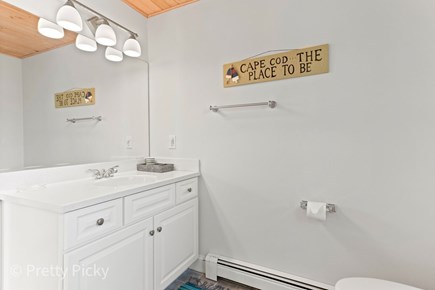 Chatham Cape Cod vacation rental - Second floor full bathroom