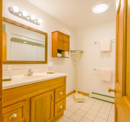 Bourne, Sagamore Beach Cape Cod vacation rental - Full Bath in Bedroom Hallway
