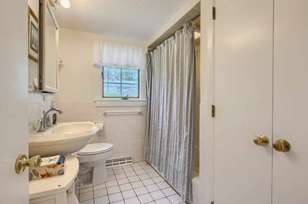 Osterville Cape Cod vacation rental - Bathroom #1 Full with Tub/Shower