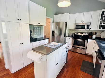 Brewster Cape Cod vacation rental - Kitchen is open to the neighboring dining area - 671 Great Fields Rd Brewster Cape Cod - Beach Glass - New England Vacation Rentals