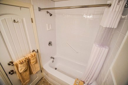 Hyannis, Courtyard Resort Cape Cod vacation rental - Bathroom, full tub