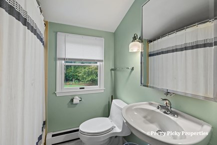 Brewster Cape Cod vacation rental - Second floor full bathroom