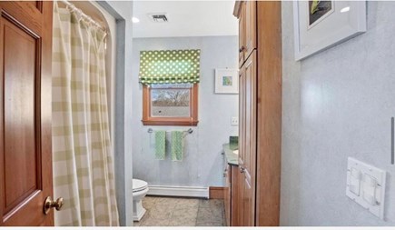 Wareham MA vacation rental - Upstairs full bathroom with a tub