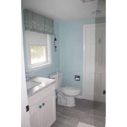 Eastham, Nauset Light - 3979 Cape Cod vacation rental - Second floor bathroom