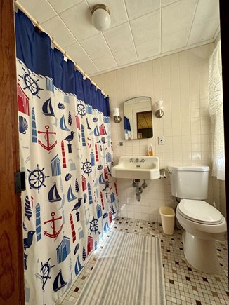 Orleans, Skaket Beach Front Cape Cod vacation rental - Primary Bathroom