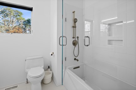 Wellfleet Cape Cod vacation rental - Full bathroom with tub/shower combo on main level