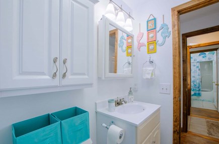 Sandwich Cape Cod vacation rental - Bathroom 1- Full w/ shower/Tub- 2nd Floor- 72 Town Neck Road Town Neck Beach Escape